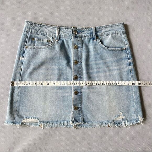 American Eagle Light Wash Distressed Denim Mini Skirt Women’s Size 10 Long - Picture 2 of 4